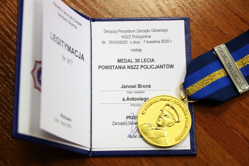Jan Bronś uhonorowany medalem. Odznakę wręczył komendant 