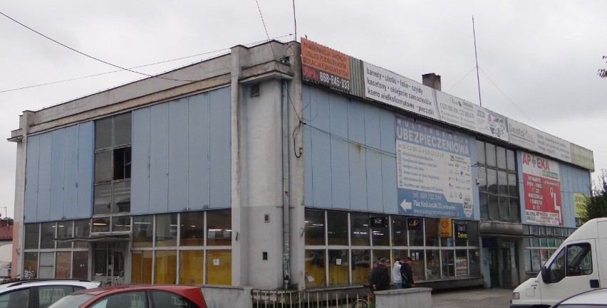 Szpecący centrum Poddębic „Handlowiec" idzie do rozbiórki. Kiedy zdewastowany budynek zniknie? ZDJĘCIA