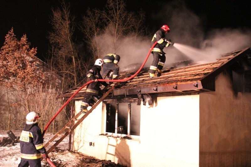Cztery zastępy straży pożarnej gasiły pożar domu w...