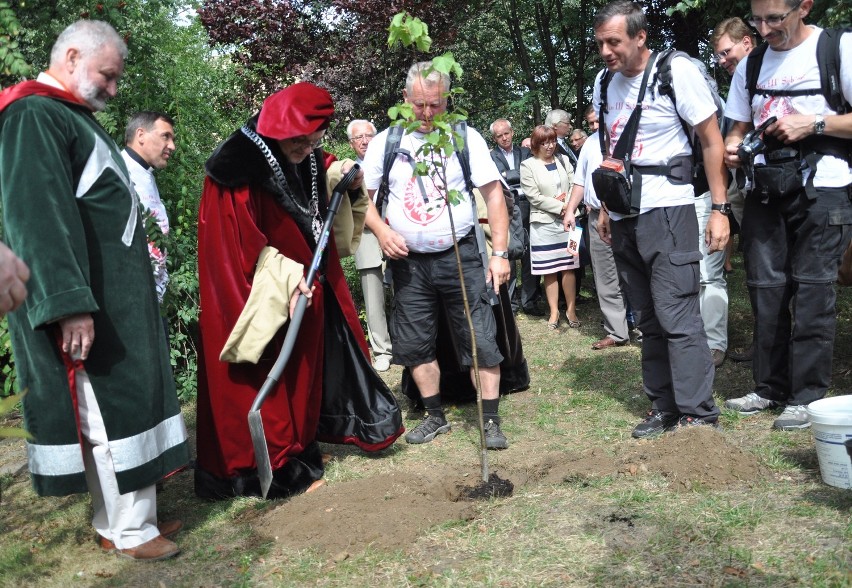 Sadzenie drzewa w Tarnowskich Górach z okazji 330. rocznicy...