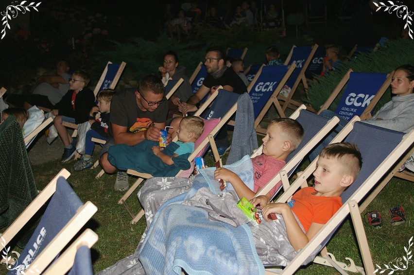 Piknik na koniec wakacji na osiedlu Łysogorskim. Było kino plenerowe, kiełbaska z grilla i całe mnóstwo baniek mydlanych [ZDJĘCIA]