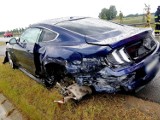 Leszno. Ford Mustang rozbił się na drodze ekspresowej S5. Auto urwało tylną oś i zablokowało droge