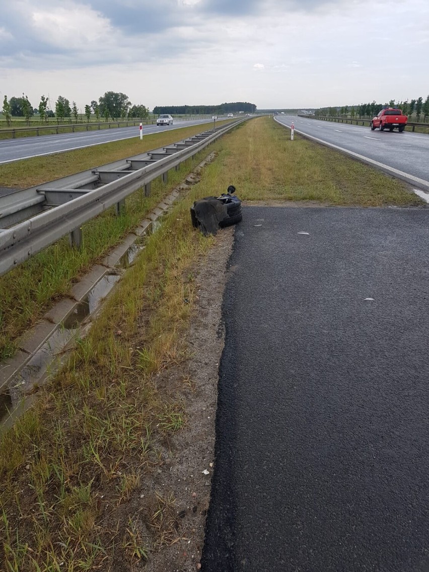 Leszno. Ford Mustang rozbił się na drodze ekspresowej S5. Auto urwało tylną oś i zablokowało droge