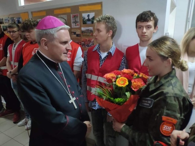 Biskup diecezji sandomierskiej Krzysztof Nitkiewicz odwiedził między innymi szkoły znajdujące się na terenie parafii oraz szpital świętego Leona.