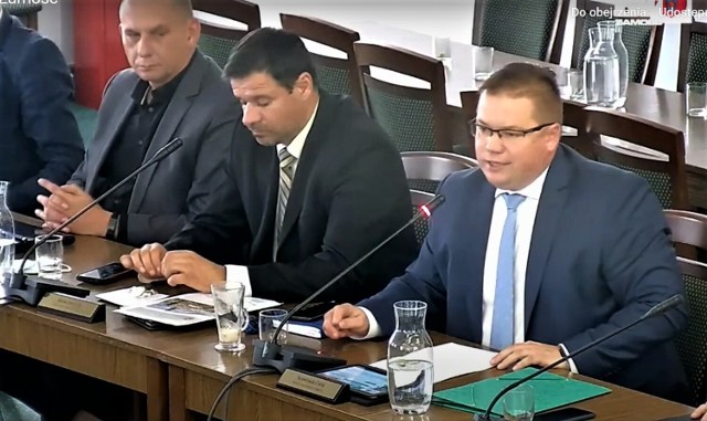 Radny Sławomir Ćwik (na zdjęciu pierwszy z prawej) złożył rezygnację z mandatu radnego