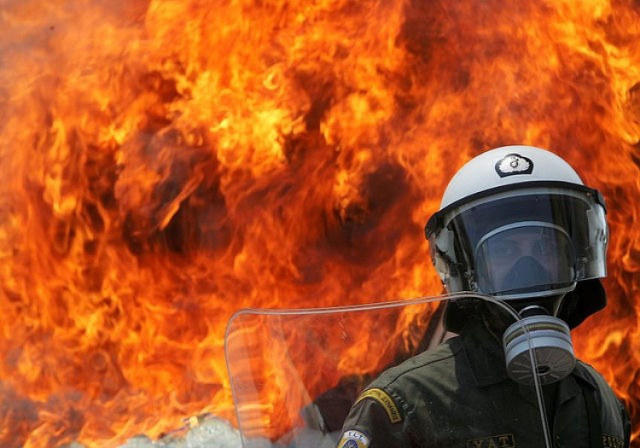 Kilkadziesiąt osób trafiło wczoraj do szpitali po starciach policji i demonstrantów na ulicach Aten. Spłonęło też kilka budynków w centrum greckiej stolicy.