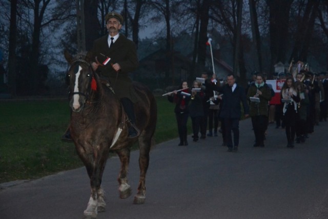 W Brzeźnie w gm. Lipno przygotowano inscenizację przyjazdu Marszałka Józefa Piłsudskiego. Wierni po wyjściu z kościoła przemaszerowali do remizy Ochotniczej Straży Pożarnej. Poprowadził ich na koniu sam Marszałek, za którego przebrał się Piotr Kielik. 

Wydarzenie było wspólnym przedsięwzięciem miejscowej jednostki Ochotniczej Straży Pożarna oraz Rady Sołeckiej w Brzeźnie. Patronat honorowy objęli: ksiądz proboszcz Jacek Kopczyński oraz sołtys Stanisław Jagielski. W remizie na zebranych czekał  program artystyczny w wykonaniu Orkiestry Strażacko – Parafialnej.

Więcej w „Tygodniku Lipnowskim”.


Flesz - wypadki drogowe. Jak udzielić pierwszej pomocy?

