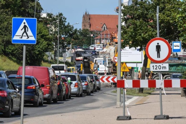 W związku z trwającymi pracami nad budową wiaduktu Biskupia Górka, na 40-metrowym odcinku Traktu św. Wojciecha w pobliżu stacji paliw droga została zwężona. W obu kierunkach kierowcy mogą poruszać się po jednym pasie jezdni. Taka organizacja ruchu potrwa do 26 lipca.