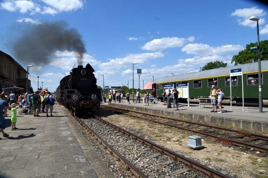 Z pompą parowóz wtoczył się na peron. Ależ to był widok.