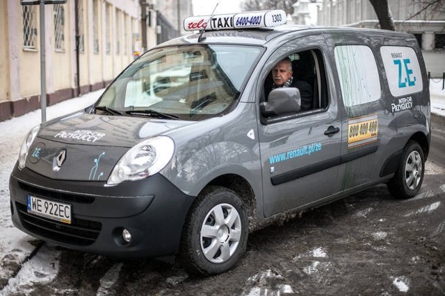 Pan Krzysztof prowadzący ten samochód twierdzi, że chociaż auto jest elektryczne, to ma lepsze przyspieszenie od diesla. Przy mrozach bateria wystarcza przejechanie na 100 kilometrów. 

Jak zapewnia pan Krzysztof, nie jest to problemem, bo łódzki taksówkarz w ciągu dnia pracy nie przejeżdża tylu kilometrów. Przy takim zasięgu elektrycznej taksówki wystarczy więc nocne ładowanie, które trwa od 6 do 9 godzin.