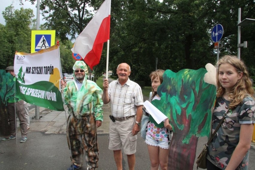 Ludzie przebrani za drzewa chodzili dookoła ronda w Kielcach