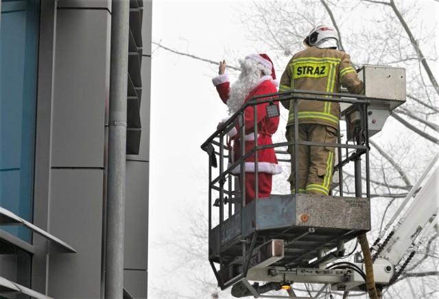 Chrzanowscy druhowie przygotowali niecodzienną niespodziankę dla małych pacjentów Uniwersyteckiego Szpitala Dziecięcego w Krakowie. Z podnośnika, zza okna, pozdrowił je święty Mikołaj.