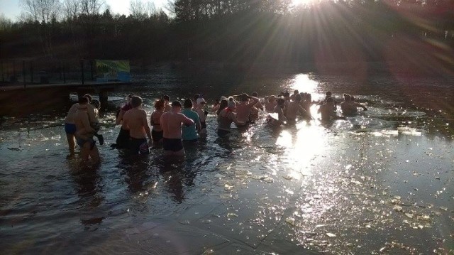 W niedzielę, 1 stycznia, morsy z zielonogórskiego klubu "Spoko Tato" przywitali na Dzikiej Ochli 2017 rok. Jak widać chętnych, aby w ten wyjątkowy sposób świętować pierwszy dzień roku nie brakowało.