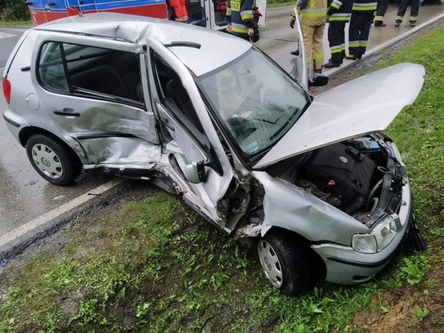 Wieprz. Ranny w tym wypadku mężczyzna w stanie krytycznym został przetransportowany do szpitala. Trzeba go była wyciągać z wraku samochodu specjalistycznym sprzętem