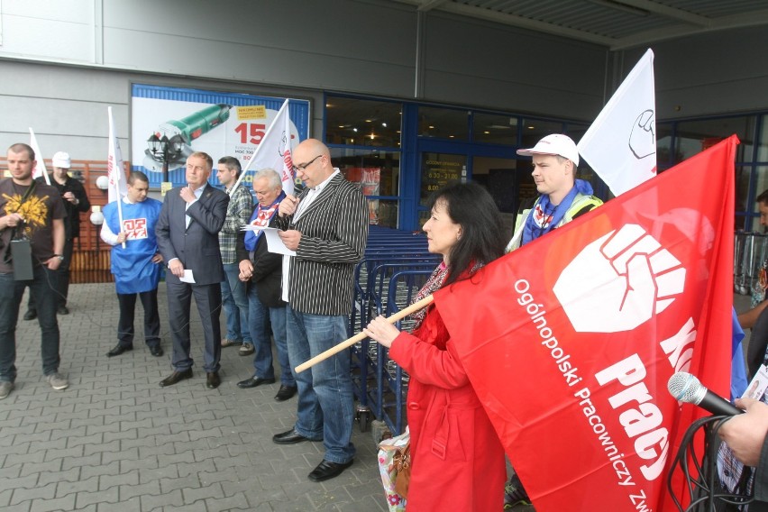 Protest pod Castoramą. Związkowcy manifestowali pod marketem [ZDJĘCIA]