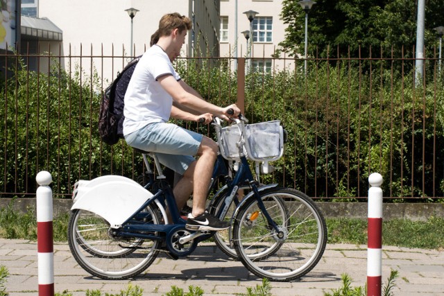 W piątek zaczyna się pilotażowy program roweru miejskiego. Na początek uruchomione zostaną 4 stacje, w których będzie można wypożyczyć łącznie 32 rowery. 

Rowery w Zabrzu będzie można brać i oddawać na stacjach zlokalizowanych w pobliżu Kopalni Guido, Sztolni Królowa Luiza przy ul. Wolności i Słodczyka oraz dworca PKP. Operatorem jest firma Next Bike Polska, która obsługuje program miejskiego roweru m.in. w Katowicach czy Gliwicach. 

Dzisiaj, ta sama firma podpisuje umowę w Świętochłowicach. Uruchomiony zostanie projekt   pod hasłem:„Świętochłowicki  rower miejski. Wakacyjny program pilotażowy” . 

- Rower miejski to nie tylko sposób na rekreację, ale również wygodny, ekologiczny i szybki środek codziennego transportu - tłumaczy Tomasz Wojtkiewicz, prezes Nextbike Polska. –  W połączeniu z tradycyjnymi środkami komunikacji publicznej jest doskonałą konkurencją dla transportu samochodowego  – podkreśla.