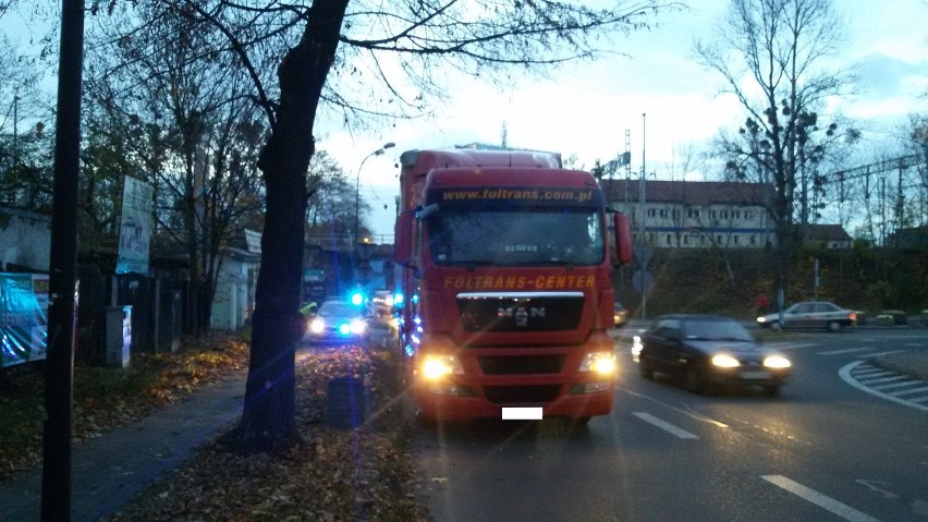 Rybnik: tir utknął pod wiaduktem ZDJĘCIA