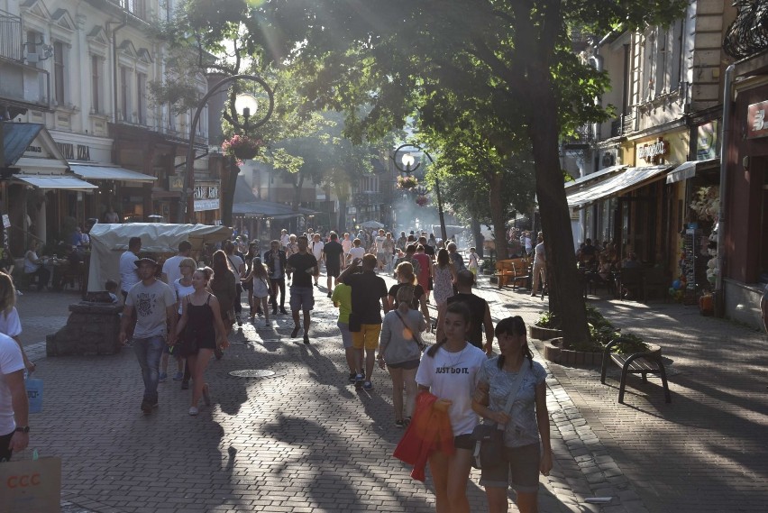 Zakopane. Sezon mamy w pełni. Tłumy na Krupówkach [ZDJĘCIA]