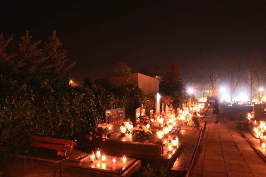 Wszystkich Świętych 2019. Cmentarz w Wieluniu nocą ZDJĘCIA