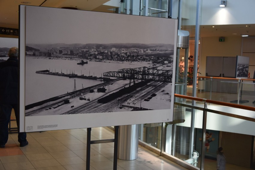 Zdjęcia przedwojennej Gdyni w Galerii Klif. Zainaugurowano wystawę “Na styku morza i lądu”