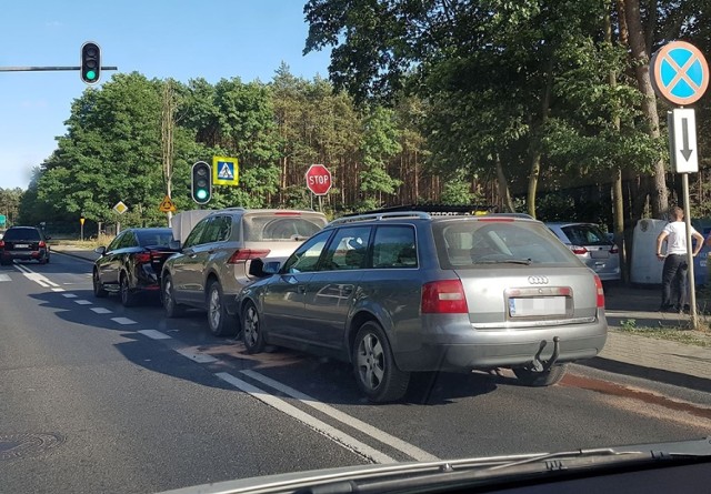 Do wypadku doszło w czwartek, 4 lipca, w Zielonej Górze Przylepie. Zderzyły się ford toyota, volkswagen i audi. 

Do wypadku doszło na pasie w kierunku centrum Zielonej Góry. Samochody zatrzymały się przed przejściem dla pieszych i wtedy kierujący audi uderzył w tył volkswagena. Pchnięty volkswagen wpadł na toyotę, która z kolei uderzyła w tył forda.

Na miejsce przyjechały służby ratunkowe. Jedna osoba została zabrana do karetki. Policjanci z zielonogórskiej drogówki zajęli się wyjaśnianiem szczegółów zdarzenia.

Zobacz też: Wypadek w Nowogrodzie Bobrzańskim. Sprawca uciekł
