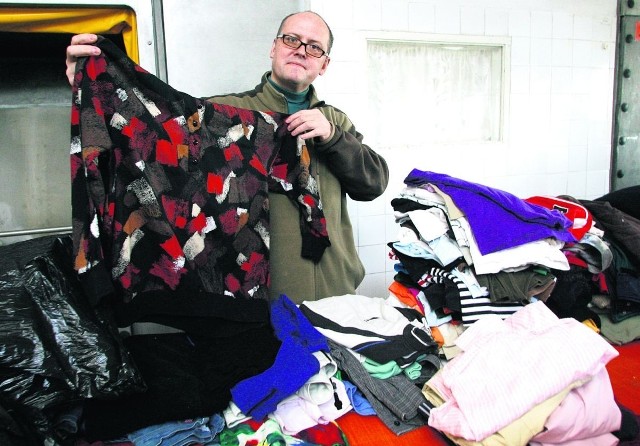 Piotr Pociejkin przywiózł właśnie siedem worków ze swetrami, kurtkami, spodniami