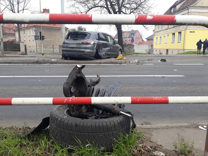 Jaguar zderzył się z fordem na ulicy Szczecińskiej w Stargardzie. Auta rozbite, urwane koło ZDJĘCIA