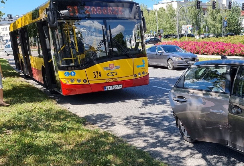 Miejski autobus i osobowa toyota zderzyły się w środę około...