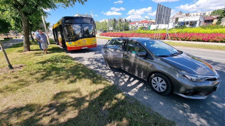 Zderzenie autobusu miejskiego i osobówki w centrum Kielc. Zobacz zdjęcia 