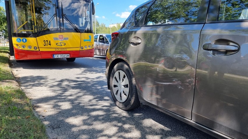 Zderzenie autobusu miejskiego i osobówki w centrum Kielc. Zobacz zdjęcia 