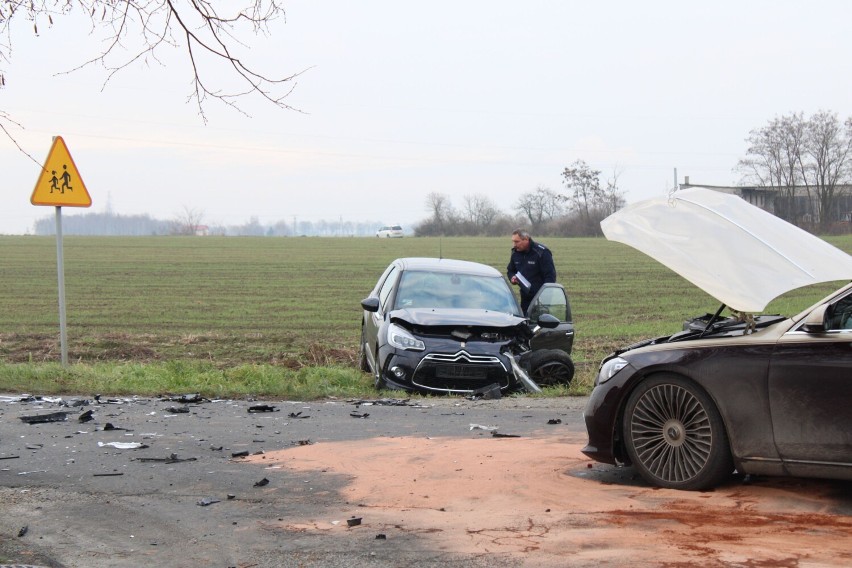 Zderzenie aut na skrzyżowaniu Przemysłowej i Rymarkiewicz w Wieluniu. 55-letnia kobieta trafiła do szpitala FOTO