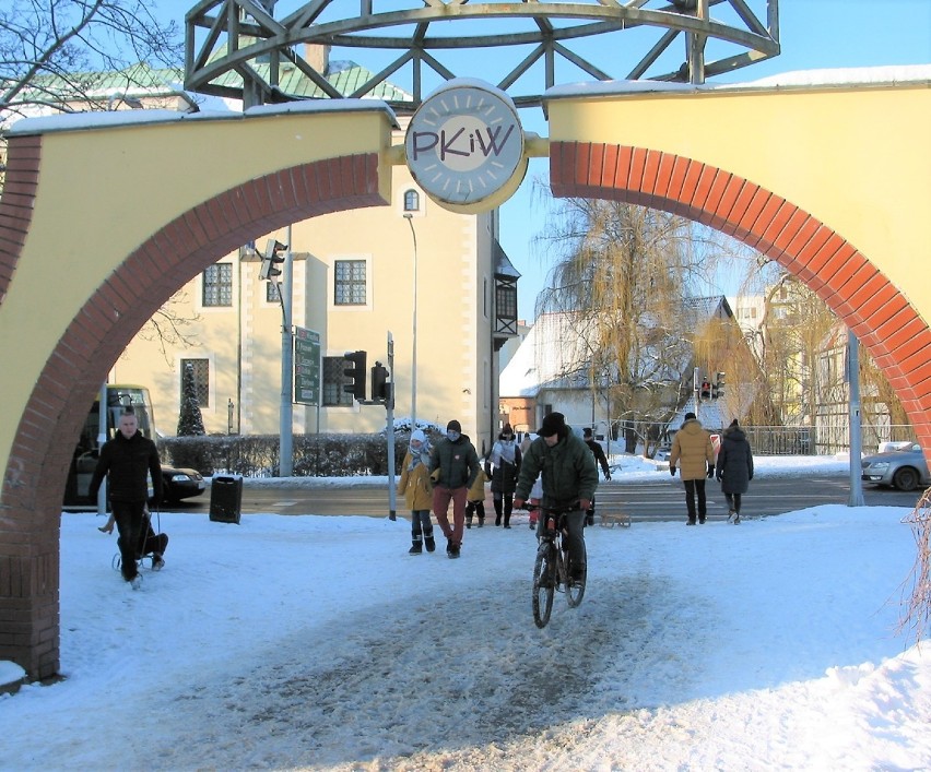 Zimą na wjeździe do parku nad Słupią rowerzystów rzadko...