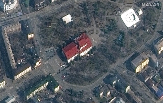 Zdjęcie satelitarne okolic Teatru Dramatycznego w Mariupolu (czerwony dach) wykonane 14 marca br. Z dwóch stron widoczne białe napisy "Дети" ("dzieci").
