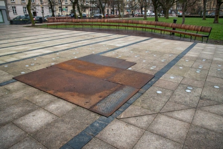 Kraków. Zniszczona fontanna na pl. Axentowicza na naprawę czeka już cztery miesiące. Czy i kiedy się jej doczeka?