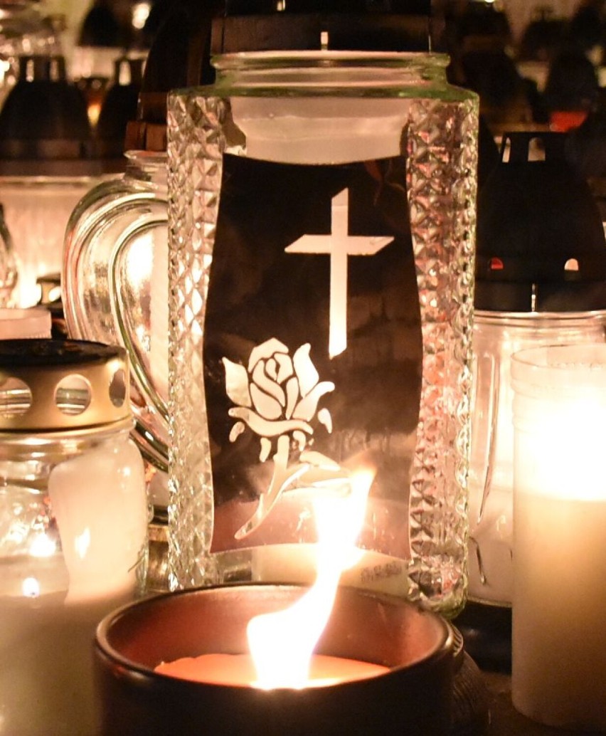 Cmentarz w Malborku wieczorową porą we Wszystkich Świętych. Nekropolia w świetle zniczy