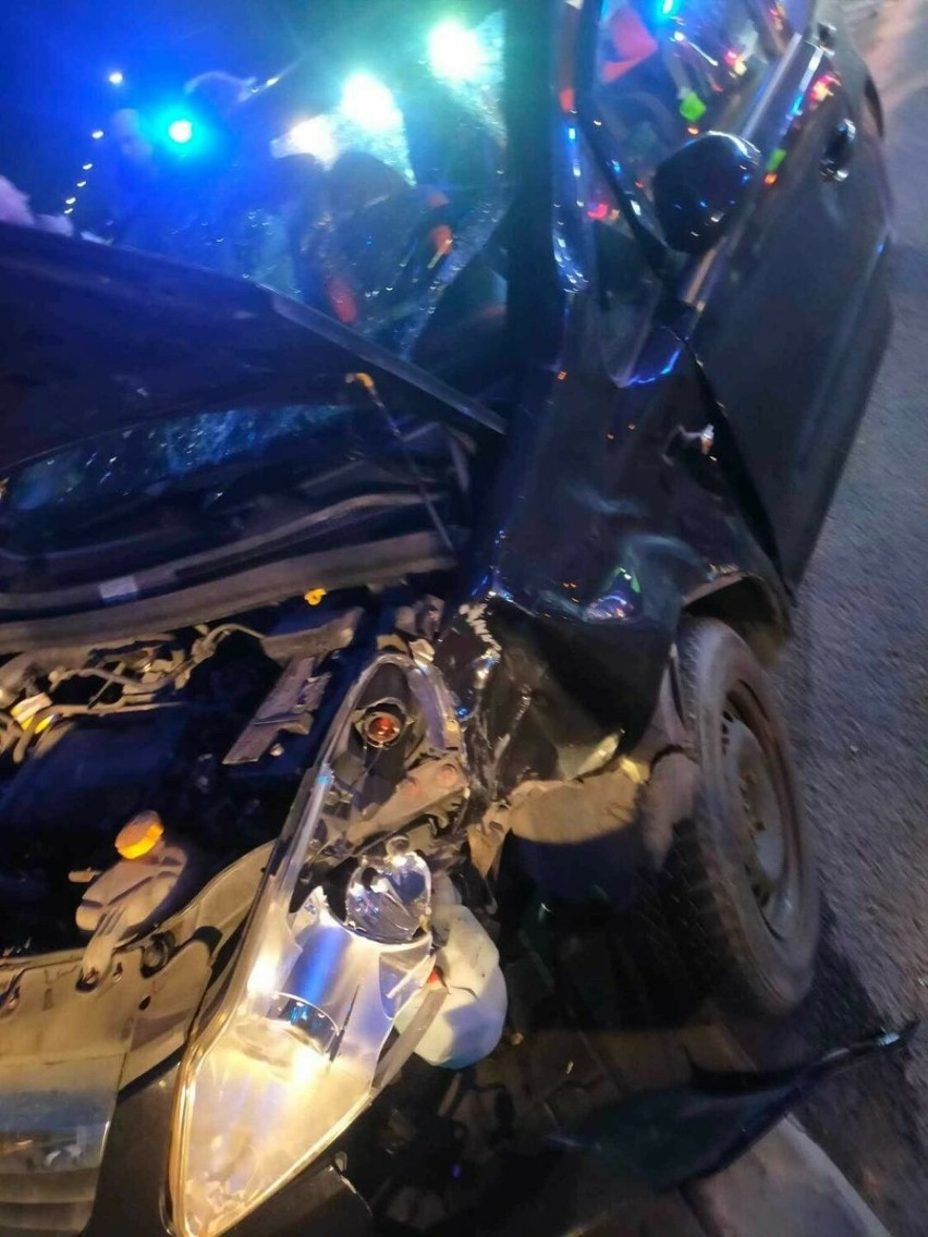 Wypadek na skrzyżowaniu w Ostrowcu. Dwie osoby w szpitalu. Zdjęcia 