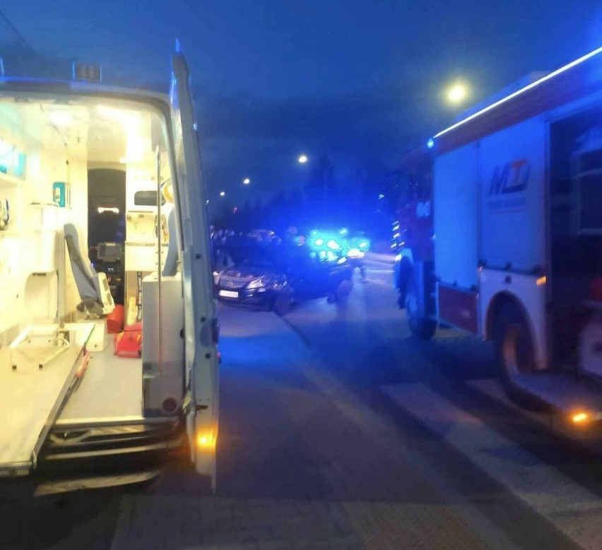 Wypadek na skrzyżowaniu w Ostrowcu. Dwie osoby w szpitalu. Zdjęcia 