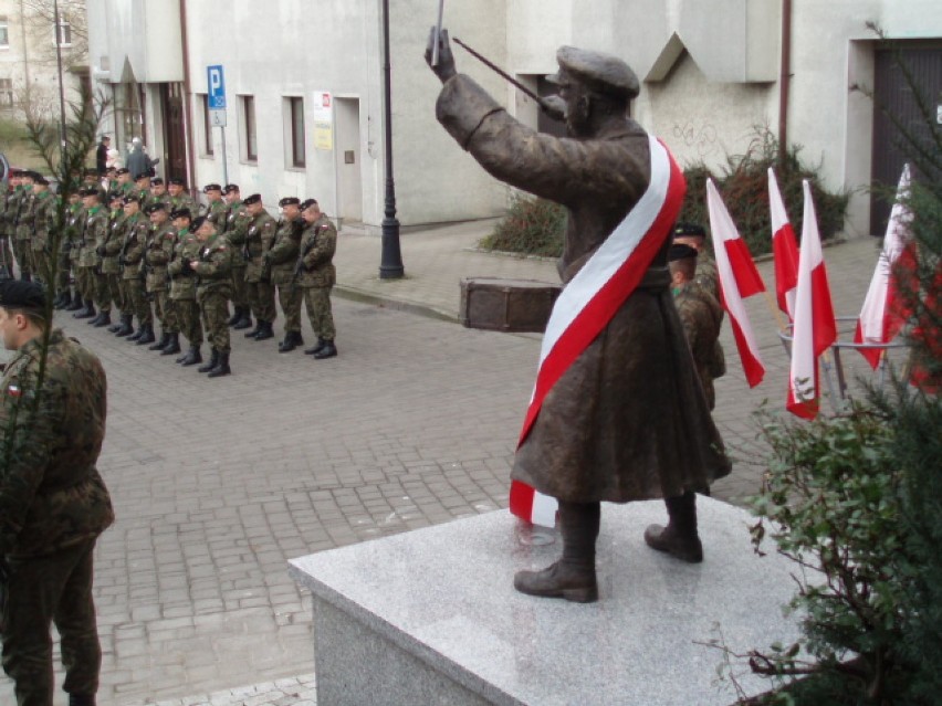 Dobosz już stoi i gra na bębnie