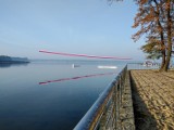 Biało-czerwona flaga na Jeziorze Sławskim z okazji 11 listopada 2021