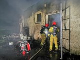 Pożar budynku gospodarczego w Chwałkowie Kościelnym! Z ogniem walczyło kilka zastępów straży pożarnej