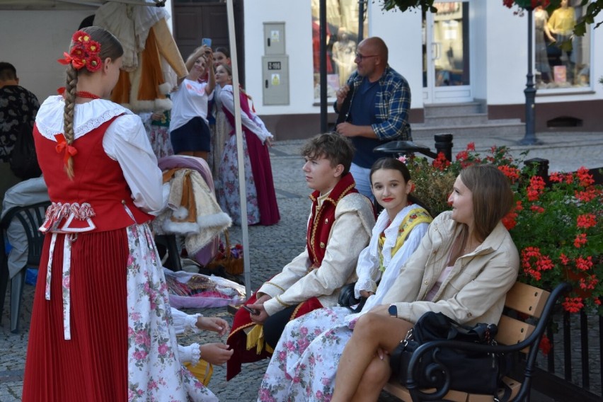 Międzynarodowy Festiwal Folkloru w Kościerzynie. Mieszkańcy bawili się w rytmie regionalnych pieśni i tańców [ZDJĘCIA]