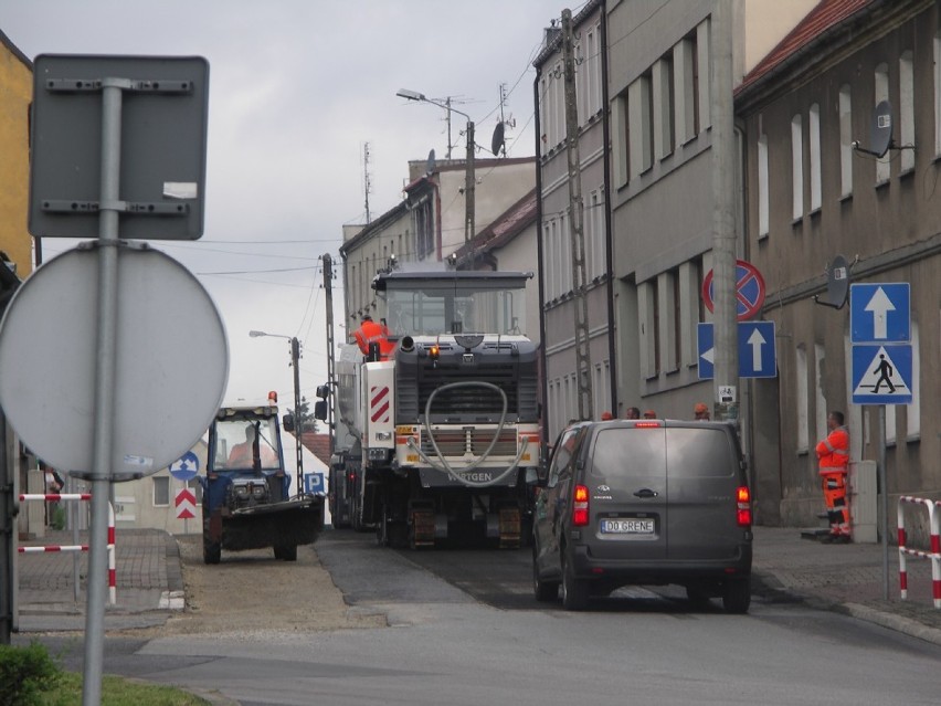 DK15: Utrudnienia na drodze krajowej w Zdunach. Frezują jezdnię i będą układać asfalt [ZDJĘCIA]