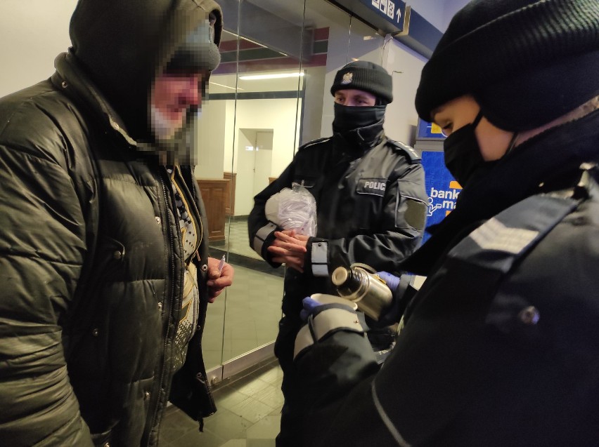 Policjanci i pracownicy MOPR w Piotrkowie oferują pomoc...