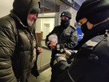 Na ratunek bezdomnym w Piotrkowie. Policjanci i pracownicy MOPR sprawdzają miejsca gdzie koczują bezdomni i oferują pomoc ZDJĘCIA