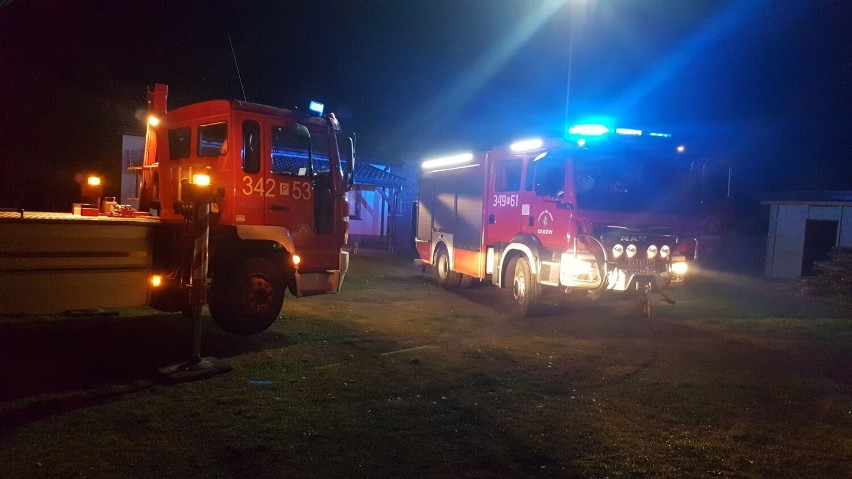 Pożar w drewnianym domu w Nowej Plewni. W akcji 4 jednostki straży pożarnej. ZDJĘCIA