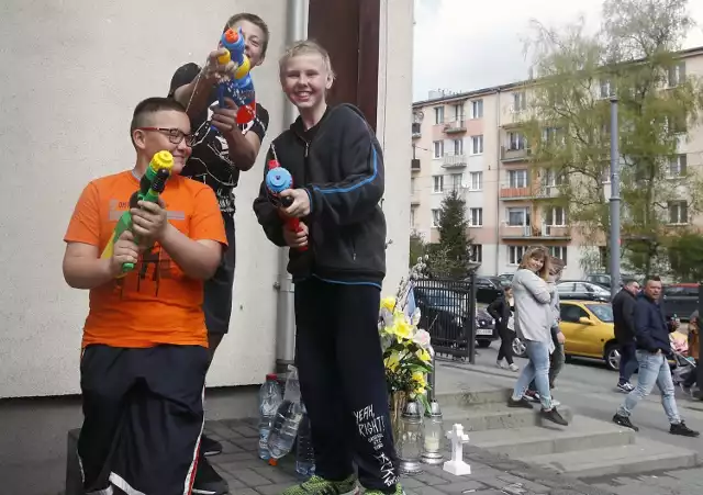 Wodna bitwa w lany poniedziałek to już tradycja u łódzkich Franciszkanów.