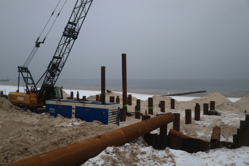 Kolejny etap przebudowy zejścia na plażę przy hotelu Neptun w Łebie [WIDEO]