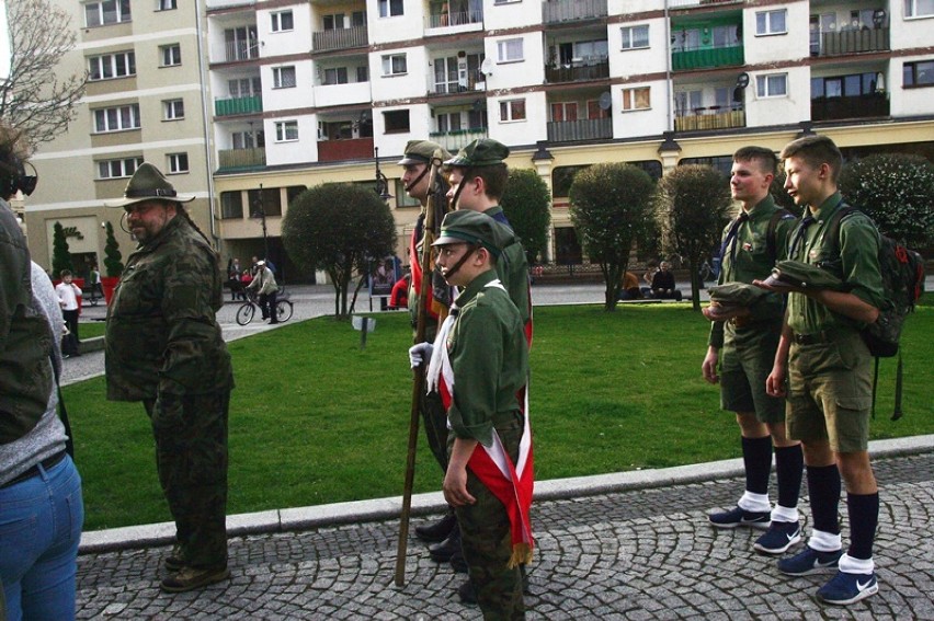 Ósma rocznica katastrofy smoleńskiej, pod pomnikiem Jana Pawła II w Legnicy [ZDJĘCIA]