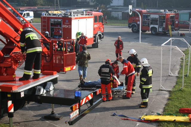 Ćwiczenia służb ratowniczych w Kraśniku zorganizowano na terenie Szkoły Podstawowej nr 6.