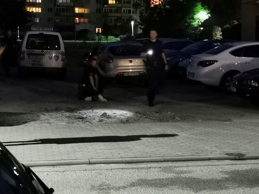 Na Arentowicza we Włocławku agresywny mężczyzna skakał po samochodach i wybił szybę w klatce. Polała się krew! [zdjęcia, wideo]
